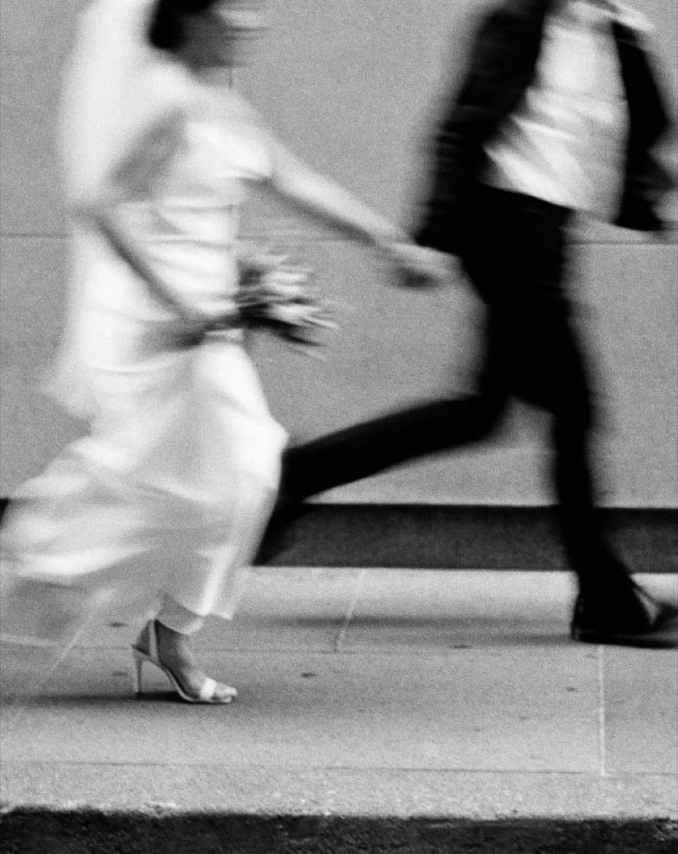 Novios cruzando la calle el día de su boda